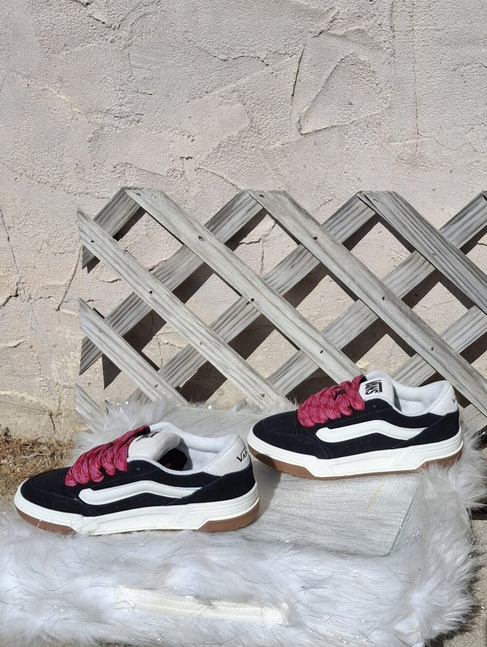 Vans Hylane Lace-Up Sneakers Black & White Thick Pink Laces Unisex W7/M5.5 - Picture 5 of 16